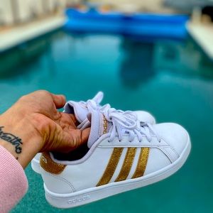 Girls size 2 adidas shoe